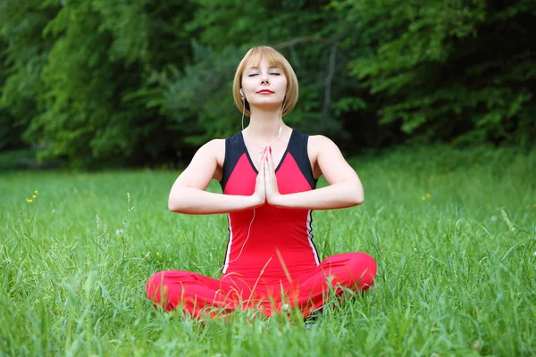 Mulher jovem meditação ao ar livre — Fotografia de Stock
