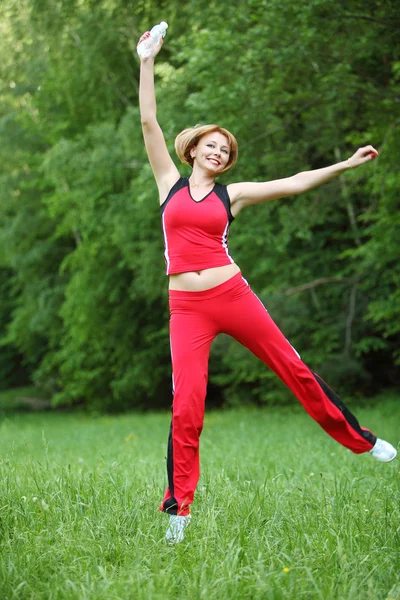 Молодая спортивная женщина на открытом воздухе — стоковое фото