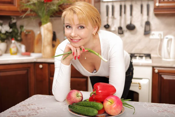 Ung kvinna i köket — Stockfoto