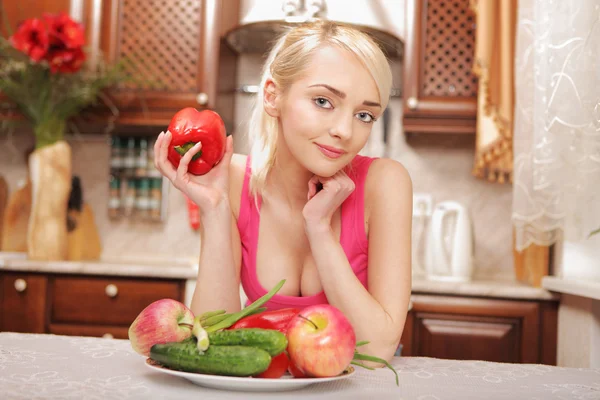 Jeune femme dans la cuisine — Photo