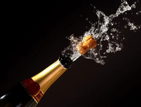 Garrafa de champanhe com cortiça de tiro — Fotografia de Stock