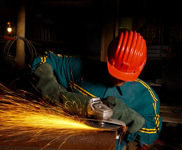 Tung industri manuella arbetare med grinde — Stockfoto