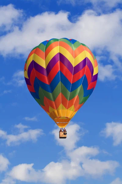 Wolken en hete luchtballon — Stockfoto