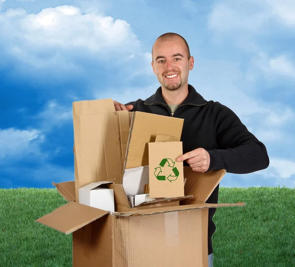 Trávy a obloha muž recyklace papíru — Stock fotografie