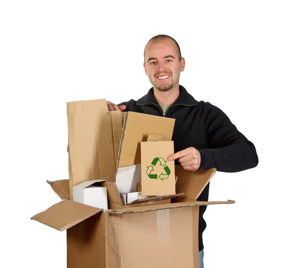 Hombre joven reciclando cartón — Foto de Stock