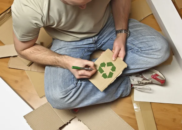 男とリサイクル紙 — ストック写真