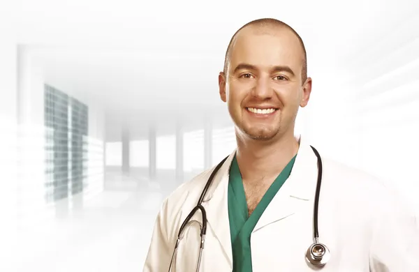 Selbstbewusster junger Arzt moderner Hintergrund — Stockfoto