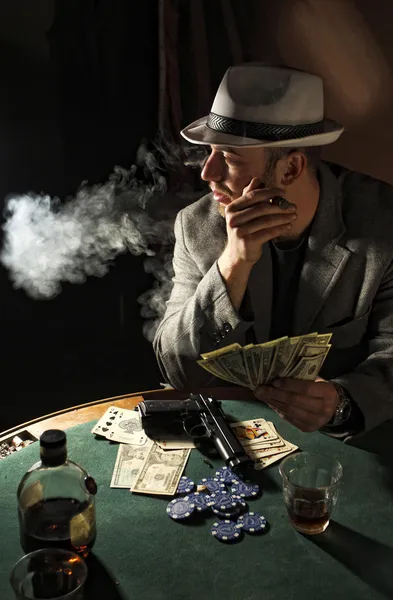 Gángster fumar y jugar al póker — Foto de Stock