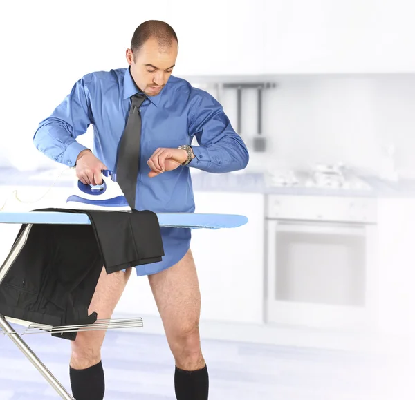 Empresário engomando sua calça — Fotografia de Stock