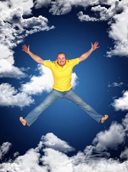 Молодий чоловік стрибає і небо — стокове фото