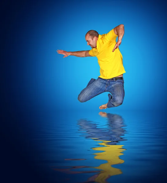 Человек прыгает на воду — стоковое фото
