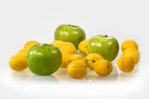 Jablka a meruňky — Stock fotografie