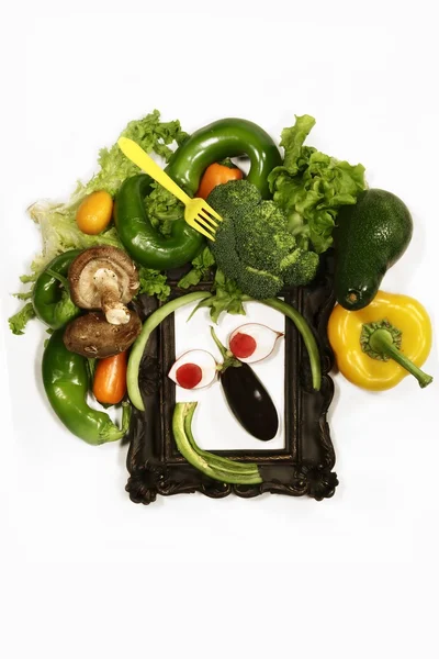 Maulkorb und Rahmen mit Gemüse — Stockfoto
