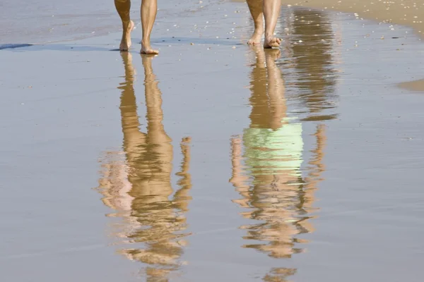 Refleksjon i våt sand – stockfoto