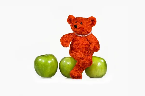 Björnen cub och äpplen — Stockfoto