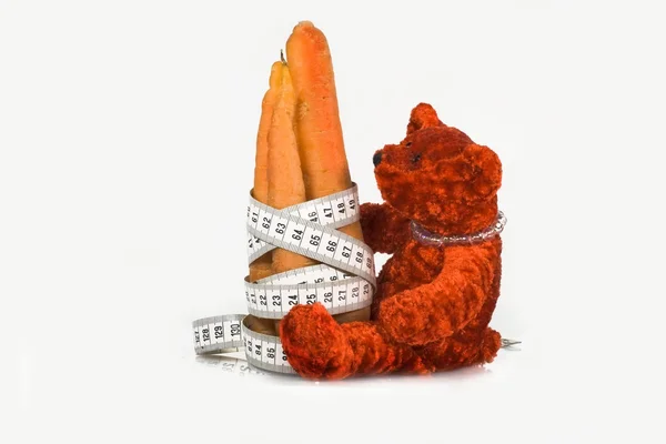 Das Bärenjunge und Karotten — Stockfoto
