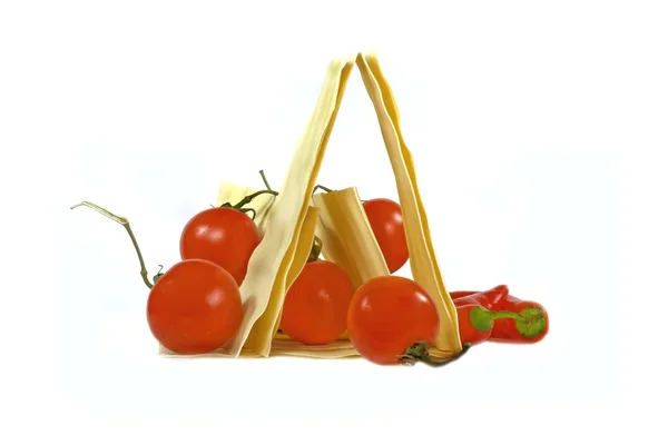 烤宽面条和红番茄 — 图库照片