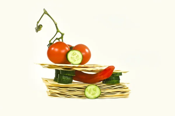 西红柿和青椒烤宽面条 — 图库照片