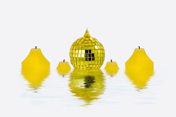 Reflexão de velas e esfera — Fotografia de Stock