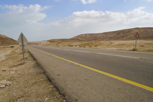 Дорога в пустыню — стоковое фото
