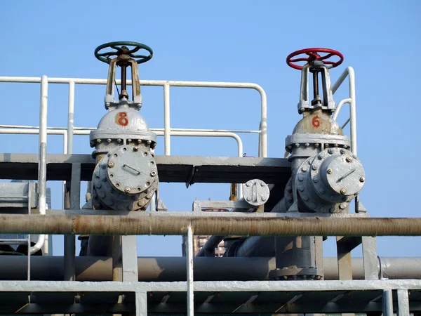 Клапаны управления нефтепроводом — стоковое фото