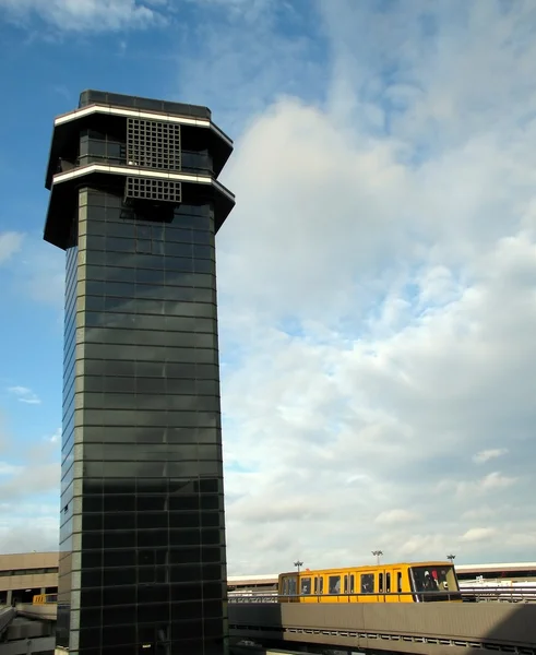 Kontrollturm und Flughafenshuttle — Stockfoto