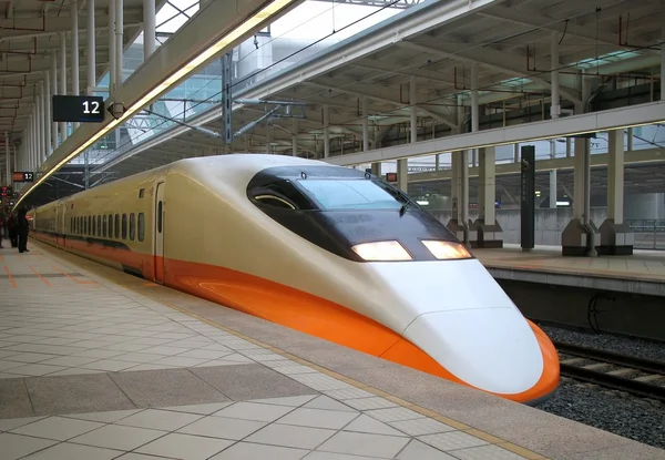 Сучасний високошвидкісний поїзд — стокове фото