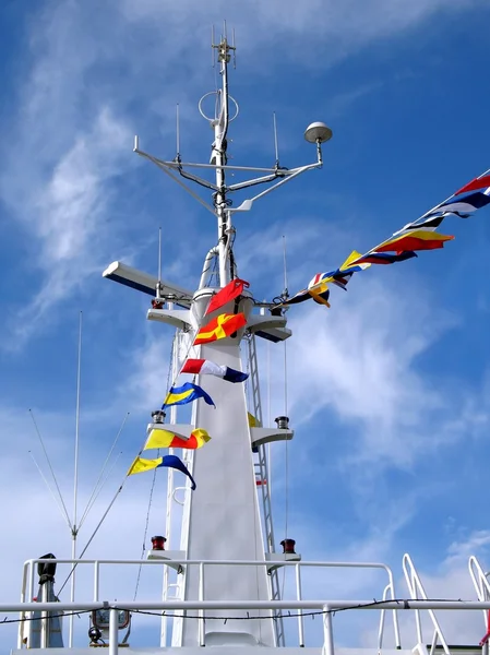 Vlaggen op een schip — Stockfoto
