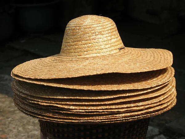 販売のための麦わら帽子 — ストック写真