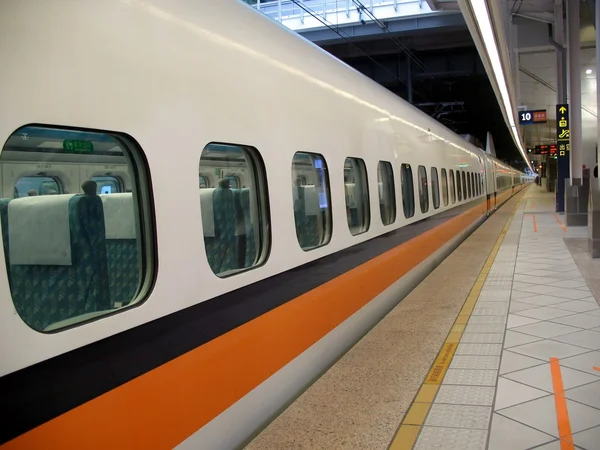 Сучасний високошвидкісний поїзд — стокове фото