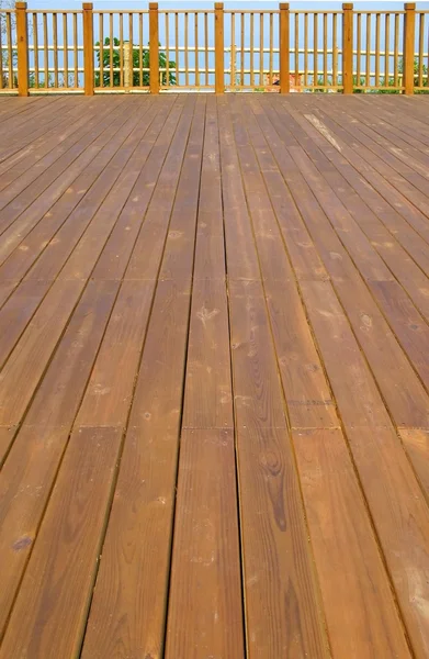 Deck de madeira com cerca — Fotografia de Stock