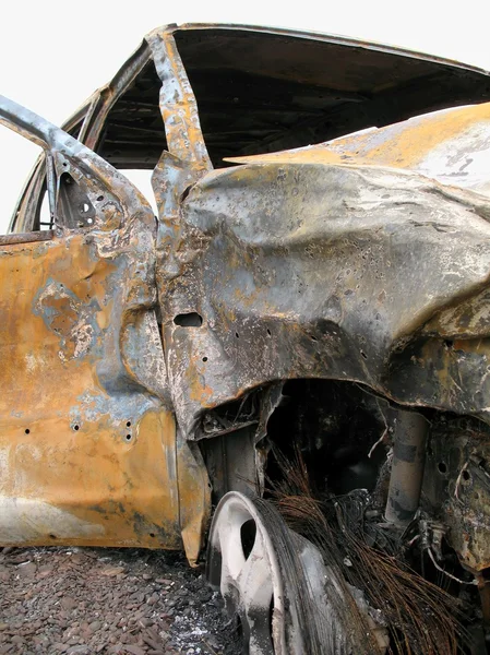 Auto vrak zničen požárem — Stock fotografie