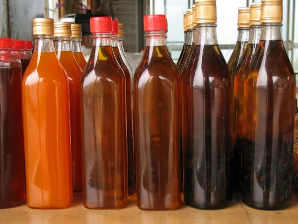 Μπουκάλια με μέλι και χυμό — Φωτογραφία Αρχείου