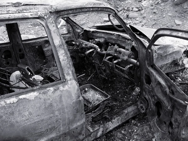被毁被烧的车 — 图库照片
