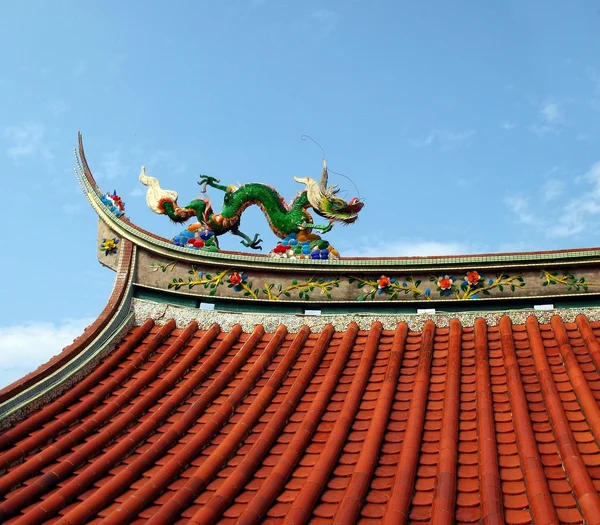 Tetto decorato del tempio — Foto Stock