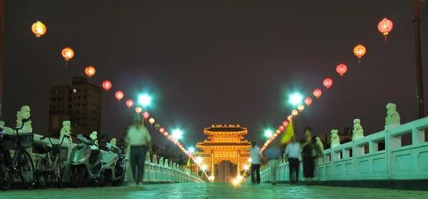 夜の寺院の門 — ストック写真