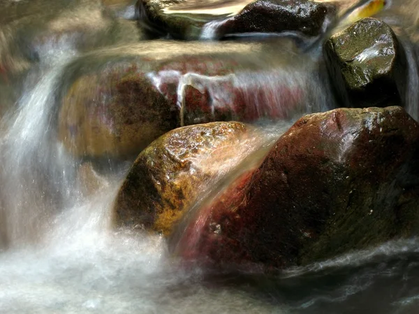 Creek nas montanhas — Fotografia de Stock