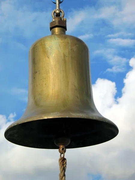 Большой бронзовый колокол — стоковое фото