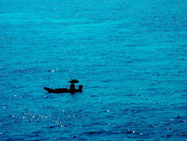 Barco de pesca solitário — Fotografia de Stock