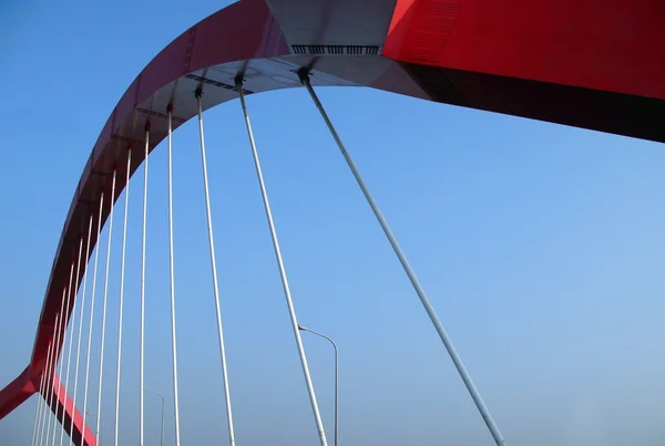 Kırmızı ayağı ile modern köprü — Stok fotoğraf