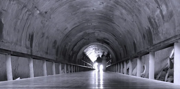 狭窄的行人隧道 — 图库照片