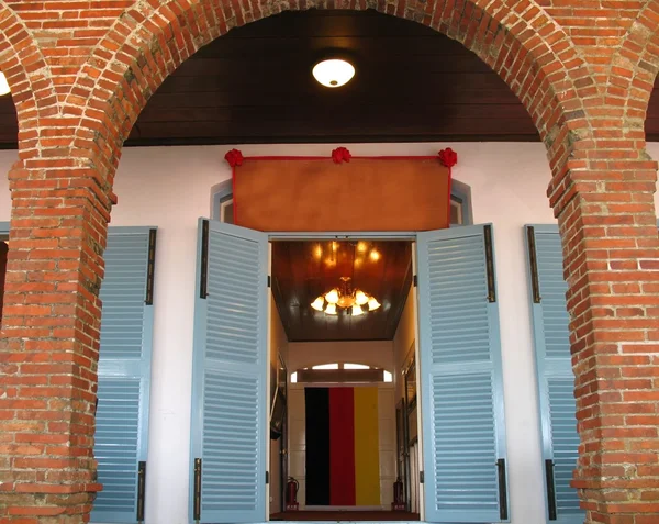 Είσοδος στο ιστορικό κτίριο — Φωτογραφία Αρχείου