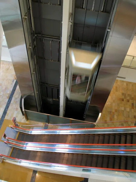에스컬레이터와 엘리베이터 — 스톡 사진