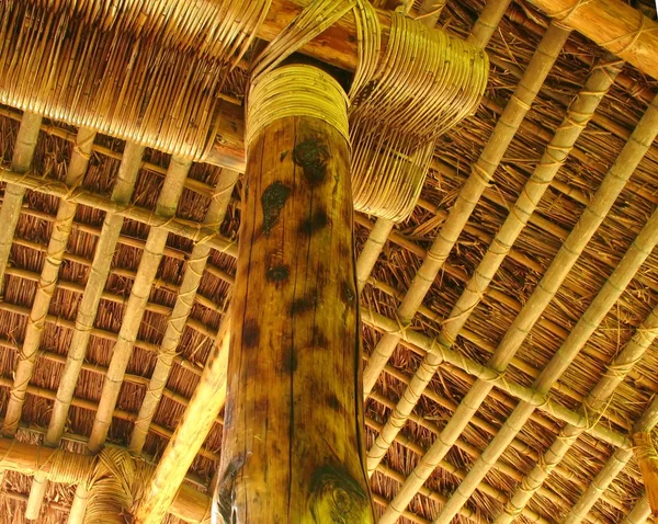 Cabaña de bambú y madera — Foto de Stock