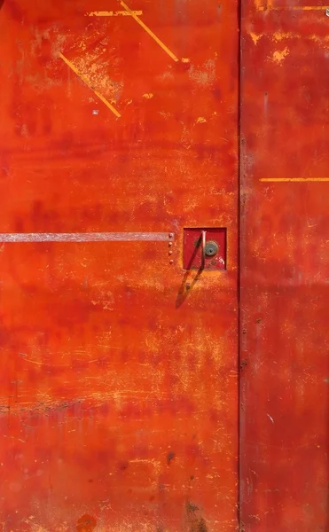 古い赤い鉄の扉 — ストック写真