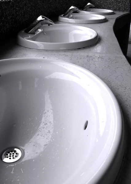 Wiersz umywalki — Zdjęcie stockowe