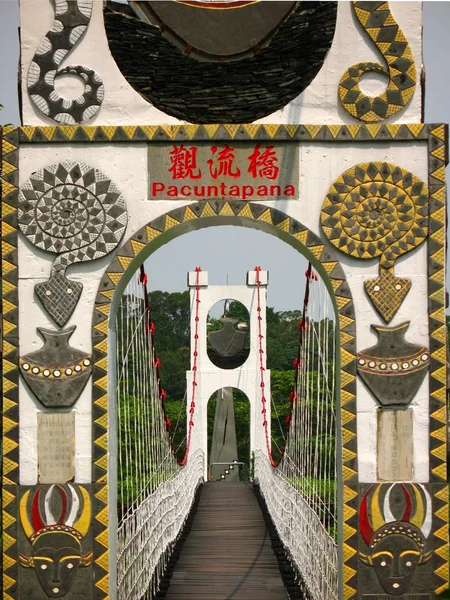 Visutý most s kmenovými dekorace — Stock fotografie