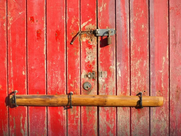 Puerta roja barrada vieja — Foto de Stock