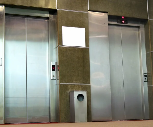 Лифты из нержавеющей стали — стоковое фото