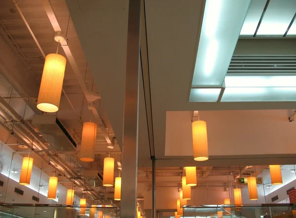 Потолок большого ресторана — стоковое фото